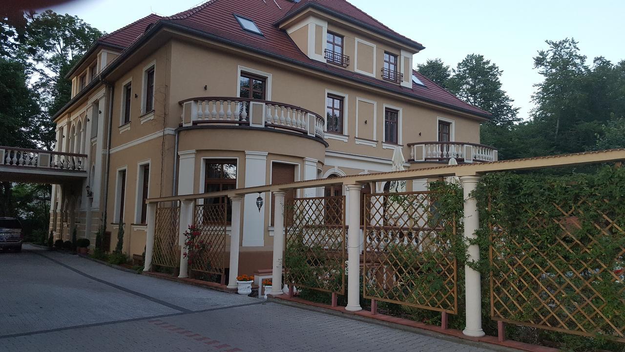 Palac Ogrodowa Тарновске Гори Екстериор снимка
