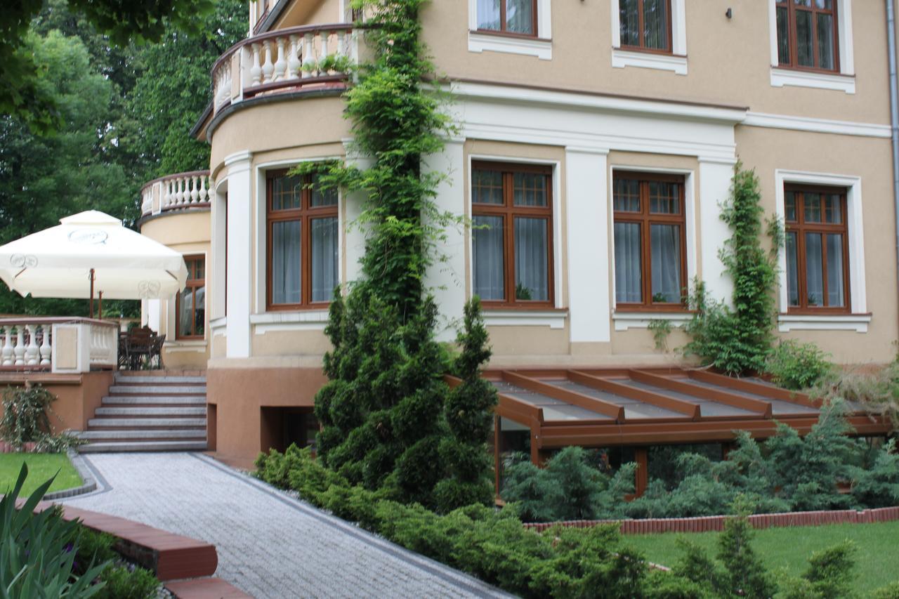 Palac Ogrodowa Тарновске Гори Екстериор снимка