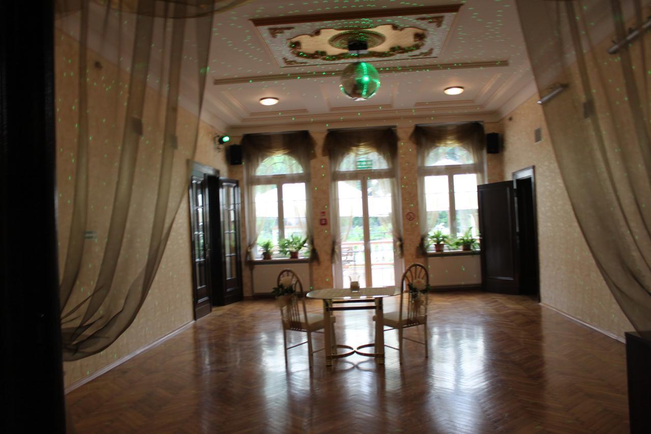 Palac Ogrodowa Тарновске Гори Екстериор снимка
