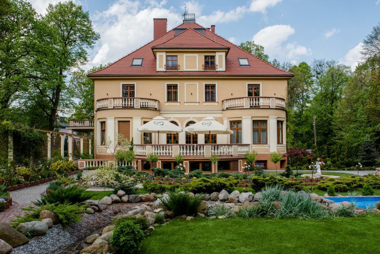 Palac Ogrodowa Тарновске Гори Екстериор снимка