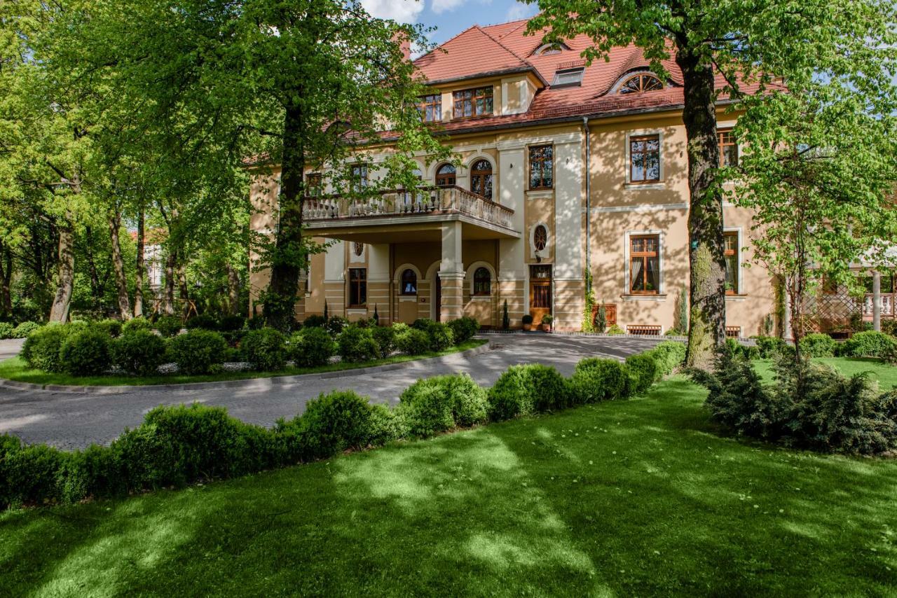 Palac Ogrodowa Тарновске Гори Екстериор снимка