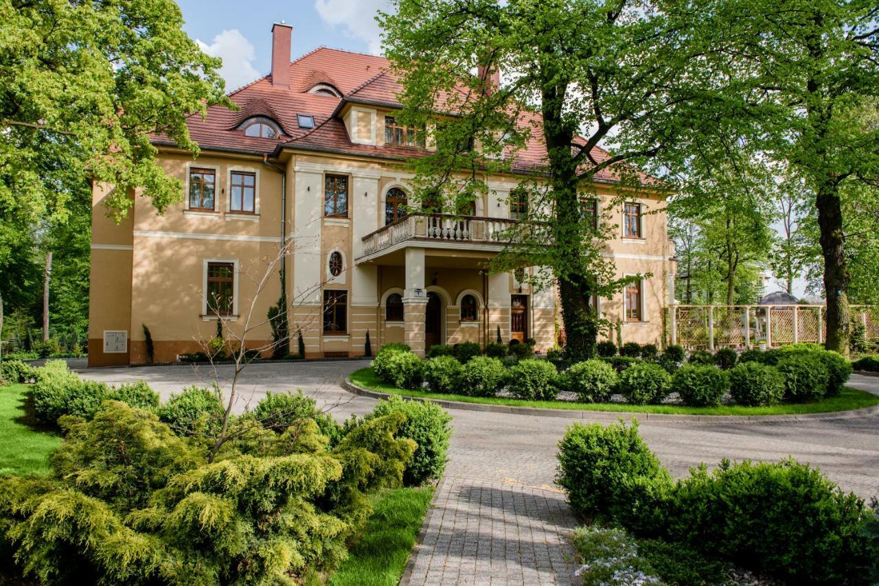 Palac Ogrodowa Тарновске Гори Екстериор снимка